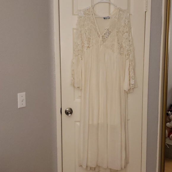 J Gee Dresses & Skirts - Boho Ivory Long Sleeve Dress with Lace